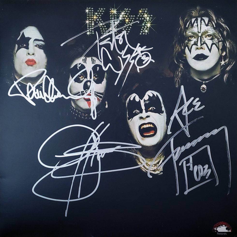 Включи framed. Автографы Kiss. Группа Kiss обложки альбомов. Kiss "Alive!, CD". Unboxed - Kiss solo albums.